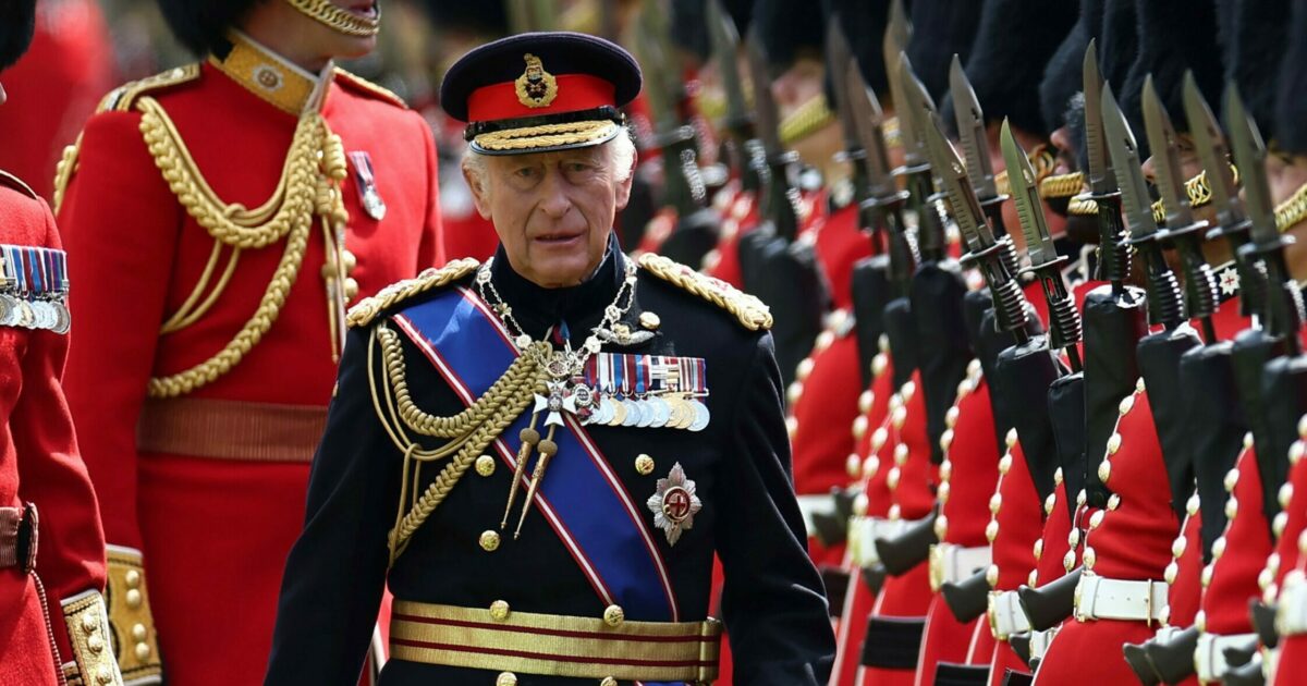 “Re Carlo è svuotato ed esaurito, William e Kate sono molto preoccupati per le sue condizioni di salute. Lo scandalo di Andrea è una situazione terribile, lo sta logorando”: i retroscena