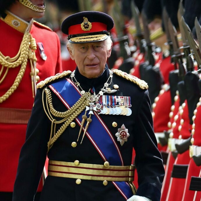 “Re Carlo è svuotato ed esaurito, William e Kate sono molto preoccupati per le sue condizioni di salute. Lo scandalo di Andrea è una situazione terribile, lo sta logorando”: i retroscena