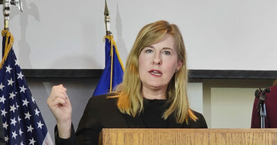 Copertina di Minneapolis, uomo vestito da poliziotto uccide una deputata dem e il marito. Ferito un senatore. Trump: “Terribile violenza”