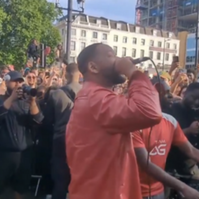 Che succede se esci dalla metro e trovi Will Smith che fa freestyle con una folla in visibilio? Ecco il video