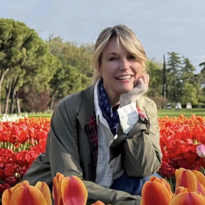 “Durante uno sketch dovevo aprire un libro sullo sci che invece era pieno di foto molto hot. La Gialappa’s lo faceva per imbarazzarmi. Emilio Fede? Mi mando via senza avvisare”: parla Ellen Hidding