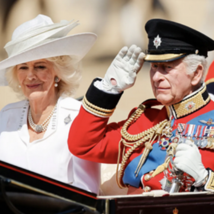Al Trooping the Colour tutta l’attenzione è per un Re Carlo con gli occhi lucidi, che si commuove spesso. Splendida Kate, con i suoi tre figli
