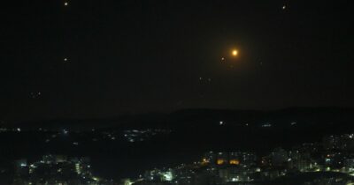 Copertina di Teheran ha lanciato oltre 100 missili contro Israele: feriti. Tel Aviv risponde con i caccia: bombardata la capitale iraniana. Attaccato anche lo Yemen: obiettivo è il leader degli Houthi