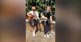 Copertina di Ed Sheeran e Alfa suonano e cantano insieme: il duetto che non ti aspetti – Video