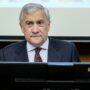 Copertina di Tajani sente l’Autorità nazionale palestinese: “Anche l’Italia distribuirà aiuti a Gaza con lanci aerei”