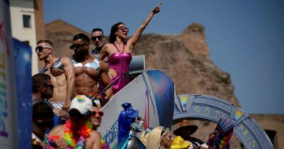 Copertina di Sfila il Pride tra gioia, colori e polemiche