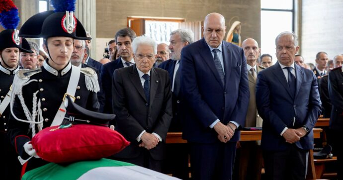 I funerali del brigadiere ucciso. Polemiche per gli agenti indagati