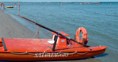 Copertina di Ventenne annega per salvare 2 persone