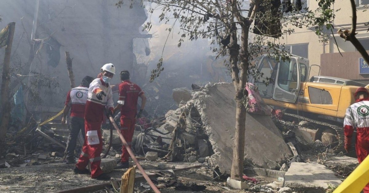 Israele-Iran, seconda notte di guerra | Tel Aviv colpisce la residenza di Khamenei, Teheran bombarda le case: 3 morti, decine di feriti