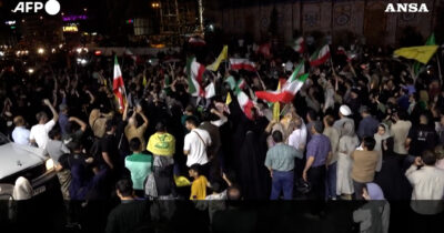 Copertina di Missili contro Israele dall’Iran, a Teheran si festeggia per le strade: le immagini