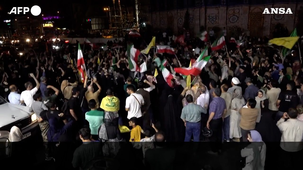 Missili contro Israele dall’Iran, a Teheran si festeggia per le strade: le immagini Missili contro Israele dall’Iran, a Teheran si festeggia per le strade: le immagini