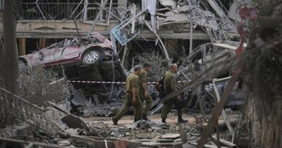 Copertina di Uccisi 9 scienziati nucleari e altri 2 generali iraniani. L’esercito israeliano: “Stasera ci sarà nuovo attacco di Teheran”. Che annuncia: “Abbattuto un caccia F35”