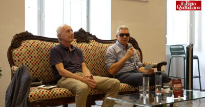 Copertina di Padellaro presenta “Antifascisti immaginari”: “Attacco in Iran? Il mondo scivola verso l’ignoto”. Travaglio: “Ora Meloni prenda le distanze”