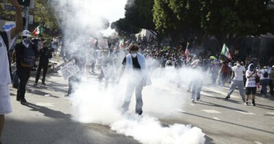 Copertina di “No Kings day”, proteste contro Trump in tutti gli Usa: scontri a Los Angeles e Portland, sparatoria a Salt Lake City