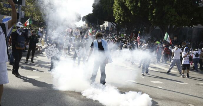 “No Kings day”, proteste contro Trump in tutti gli Usa: scontri a Los Angeles e Portland, sparatoria a Salt Lake City