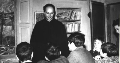 Copertina di “Don Milani fu un santo sacerdote”: Leone XIV celebra il prete di Barbiana e sceglie la continuità con Papa Francesco