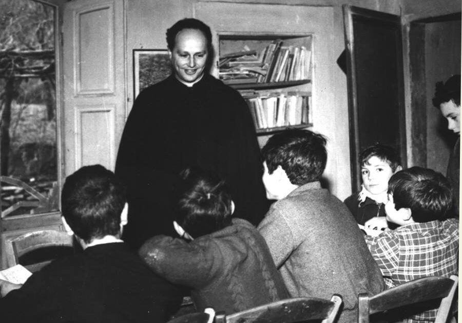 “Don Milani fu un santo sacerdote”: Leone XIV celebra il prete di Barbiana e sceglie la continuità con Papa Francesco “Don Milani fu un santo sacerdote”: Leone XIV celebra il prete di Barbiana e sceglie la continuità con Papa Francesco