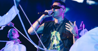 Copertina di L'appello di Marracash in concerto a Torino: "Non possiamo essere così distratti continuamente dalle caz**te perché è finita la pace"