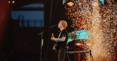 Copertina di Ed Sheeran gioca in un altro torneo e il suo live è una lezione: con le canzoni fa la differenza (200 milioni di dischi non li vendi per caso) – Il video con Ultimo