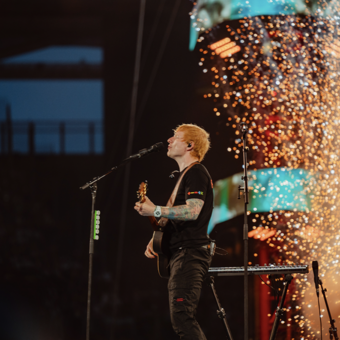 Ed Sheeran gioca in un altro torneo e il suo live è una lezione: con le canzoni fa la differenza (200 milioni di dischi non li vendi per caso) – Il video con Ultimo