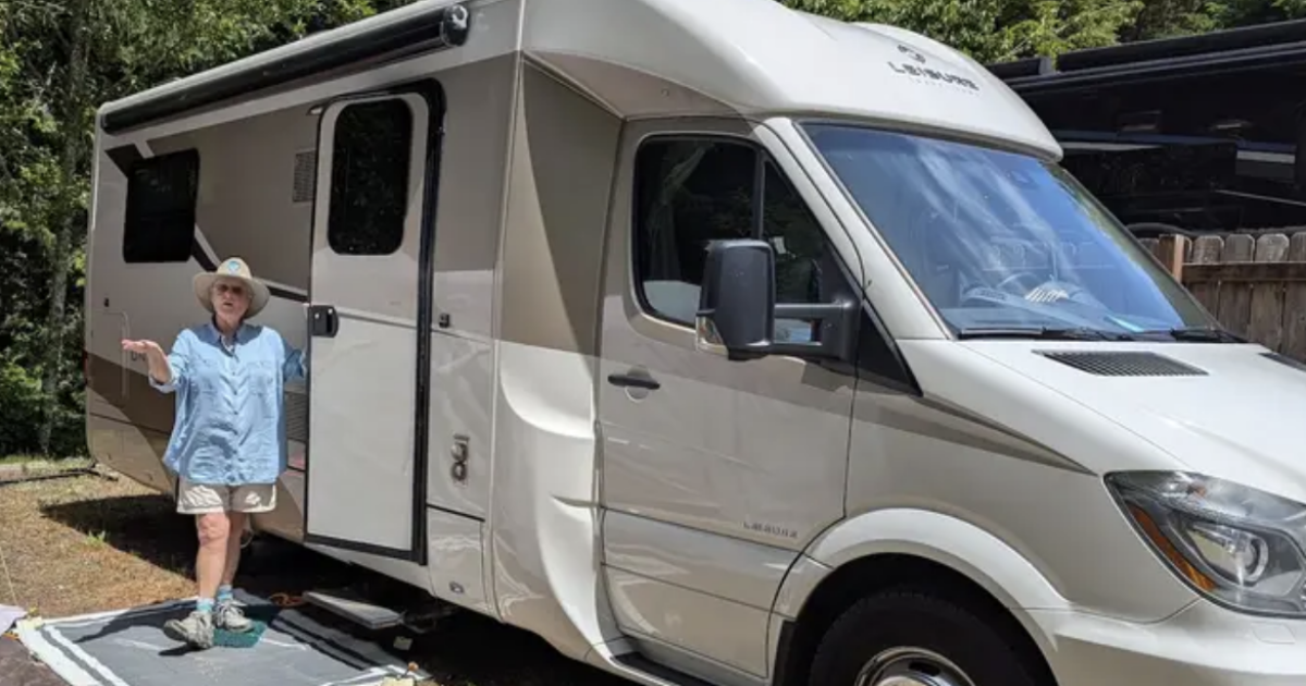 “Ho deciso di lasciare casa e vivere in camper. Ho 71 anni, e la mia vita è un paradiso: ecco come mi mantengo e dove passerò gli ultimi anni”: la storia di Maria Berry