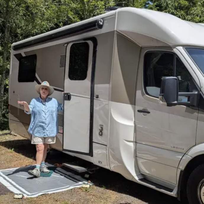 “Ho deciso di lasciare casa e vivere in camper. Ho 71 anni, e la mia vita è un paradiso: ecco come mi mantengo e dove passerò gli ultimi anni”: la storia di Maria Berry