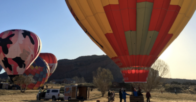 Copertina di Mongolfiera tenta un atterraggio di emergenza ma il pilota rimane incastrato sotto al cesto e muore: 19 passeggeri feriti