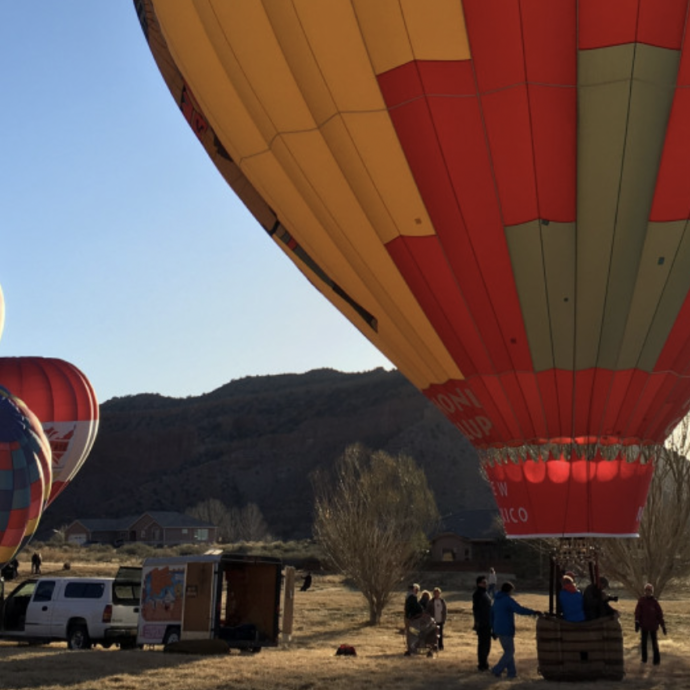 Mongolfiera tenta un atterraggio di emergenza ma il pilota rimane incastrato sotto al cesto e muore: 19 passeggeri feriti