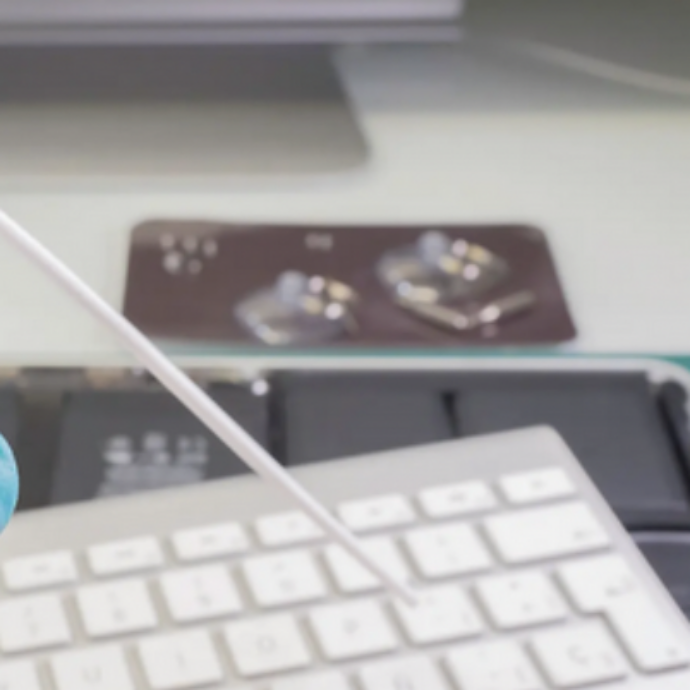 La nuova pericolosa ‘challenge’ su TikTok che ha causato la morte di una 19enne si chiama Dusting: i ragazzi inalano spray per pulire le tastiere. L’esperto: “Serio problema sociale”