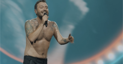 Copertina di Cesare Cremonini si spoglia durante il concerto a San Siro su “GreyGroose” – IL VIDEO