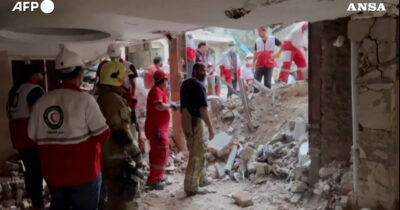 Copertina di Si scava tra le macerie a Teheran dopo gli attacchi israeliani: colonne di fumo in città – Video