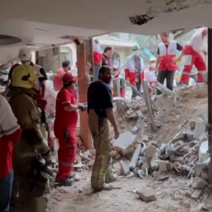 Si scava tra le macerie a Teheran dopo gli attacchi israeliani: colonne di fumo in città – Video