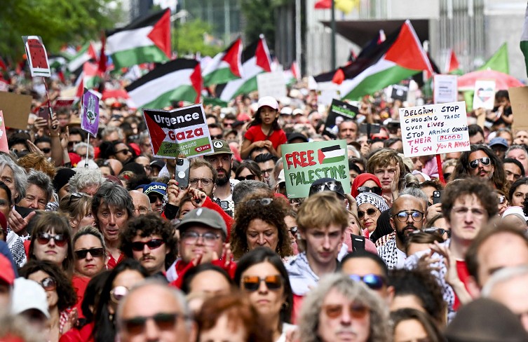 Gaza, 8 palestinesi uccisi in una sparatoria vicino ai punti di distribuzione di cibo. A Bruxelles 100mila in piazza Gaza, 8 palestinesi uccisi in una sparatoria vicino ai punti di distribuzione di cibo. A Bruxelles 100mila in piazza