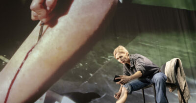 Copertina di “Noi artisti dichiarati inutili, superflui. La classe politica entra in scena a gambe larghe, brutale, virile fino al grottesco. Paura, terrore, ogni giorno”: Ursina Lardi alla Biennale Teatro