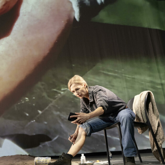 “Noi artisti dichiarati inutili, superflui. La classe politica entra in scena a gambe larghe, brutale, virile fino al grottesco. Paura, terrore, ogni giorno”: Ursina Lardi alla Biennale Teatro