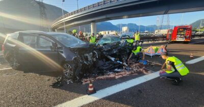 Copertina di Auto contromano sull’autostrada del Brennero, un morto e 5 feriti tra cui 3 bambini