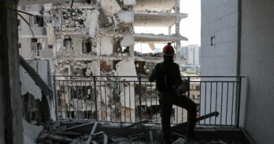 Copertina di In corso pesanti bombardamenti su Teheran, sirene a Tel Aviv e Gerusalemme. Idf: "Colpito loro quartier generale nucleare". L'annuncio di Trump: "Grazie a me ci sarà presto la pace"