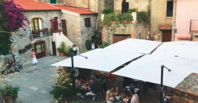 Copertina di Capalbio, la piazza rimane “privata” con il trucco Covid