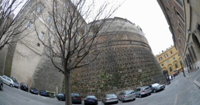 Copertina di Ior, ordini di Bergoglio ancora ignorati. E il denaro rimane fuori dal Vaticano