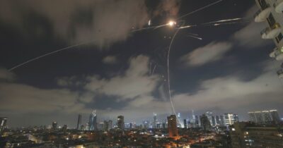 Copertina di Raid israeliani sull’Iran: “Uccisi capi 007”. Altri razzi su Tel Aviv