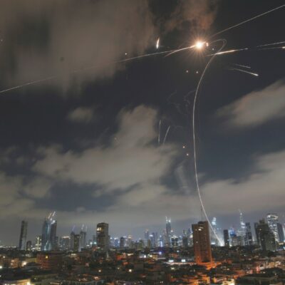 Copertina di Raid israeliani sull’Iran: “Uccisi capi 007”. Altri razzi su Tel Aviv