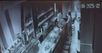 Copertina di Scaccia con la scopa il rapinatore che gli spara ad altezza uomo: colpo schivato per un soffio