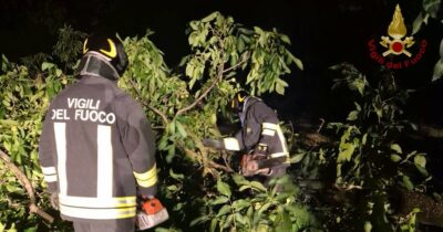 Copertina di Tempesta di fulmini e raffiche di vento sull’Emilia, grandinata a Parma. Allerta gialla in Toscana
