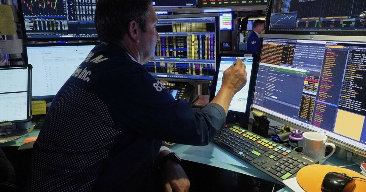 petrolio e gas ancora in aumento primi rincari per la benzina borse in recupero