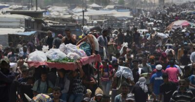 Copertina di Gaza, ancora spari contro i palestinesi in attesa degli aiuti umanitari: “Oggi 38 morti e oltre 200 feriti”