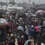 Copertina di Gaza, ancora spari contro i palestinesi in attesa degli aiuti umanitari: “Oggi 38 morti e oltre 200 feriti”