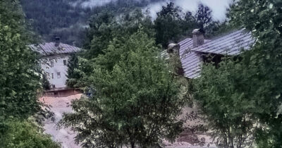 Copertina di Veneto, frana in Cadore: i detriti si abbattono sull’abitato di Cancia. Decine di persone bloccate in casa