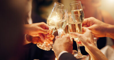 Copertina di “Mio suocero ha fatto un brindisi dicendo che sono la seconda scelta del mio fidanzato dopo che l’ex l’ha lasciato. Ho preso e me ne sono andata”: lo sfogo virale su Reddit