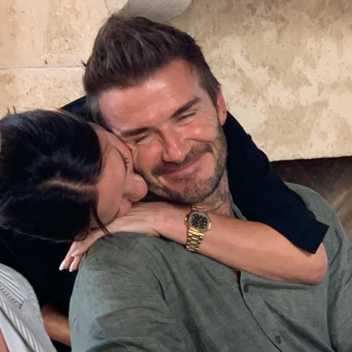 “Al papà migliore che ci sia! Guidato dall’amore e i nostri 4 bellissimi bambini ne sono il riflesso”: frecciatina di Viktoria Beckham al figlio Brooklyn?
