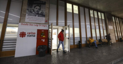 Copertina di Caritas: aumentano, soprattutto al Nord, le persone in cerca di assistenza. Il 23,5% ha un lavoro ma non basta